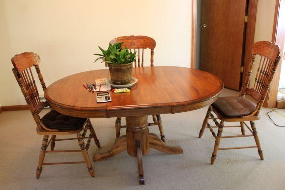 DINING ROOM TABLE W/ CHAIRS 
