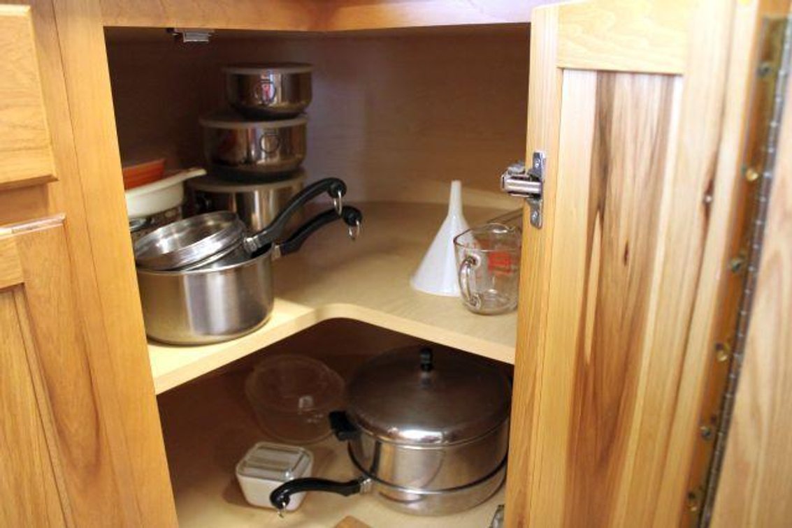 BOTTOM ROW KITCHEN CABINETS CONTENTS 