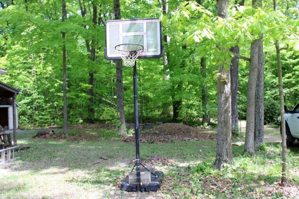LIFETIME BASKETBALL HOOP