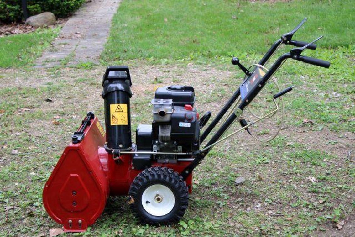 TORO 722E POWER THROW SNOW BLOWER 