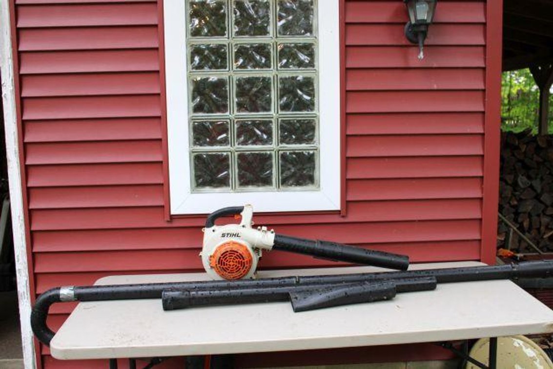 STIHL LEAF BLOWER W/ GUTTER ATTACHMENT 