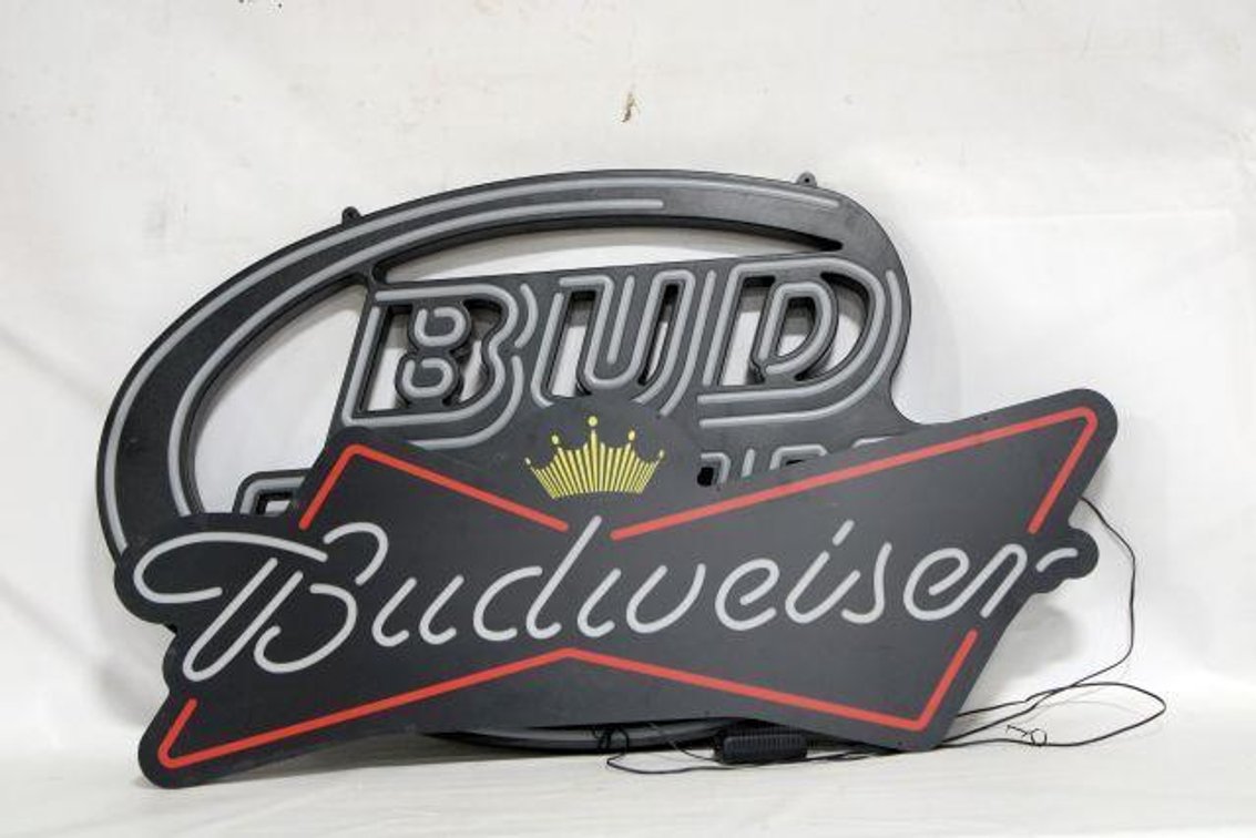 BUDWEISER AND BUDLIGHT LIGHT UP SIGNS