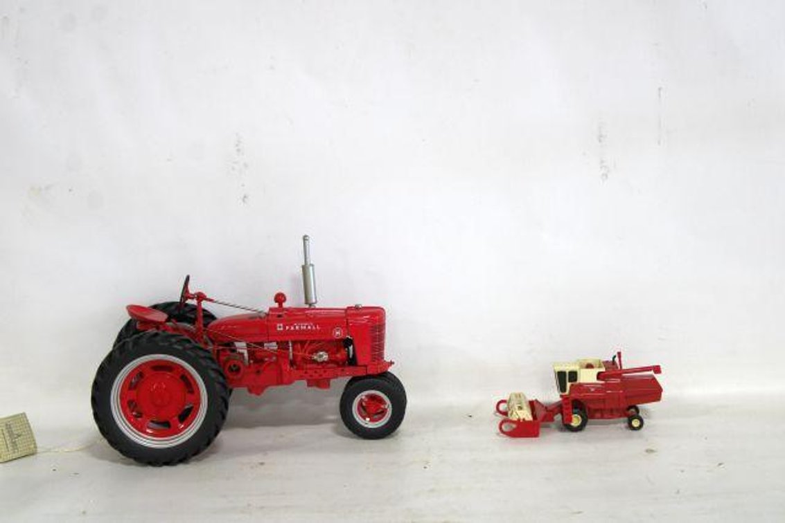 IH DIECAST TRACTOR AND COMBINE 