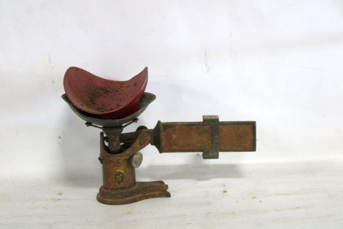 ANTIQUE SUPERB SCALE