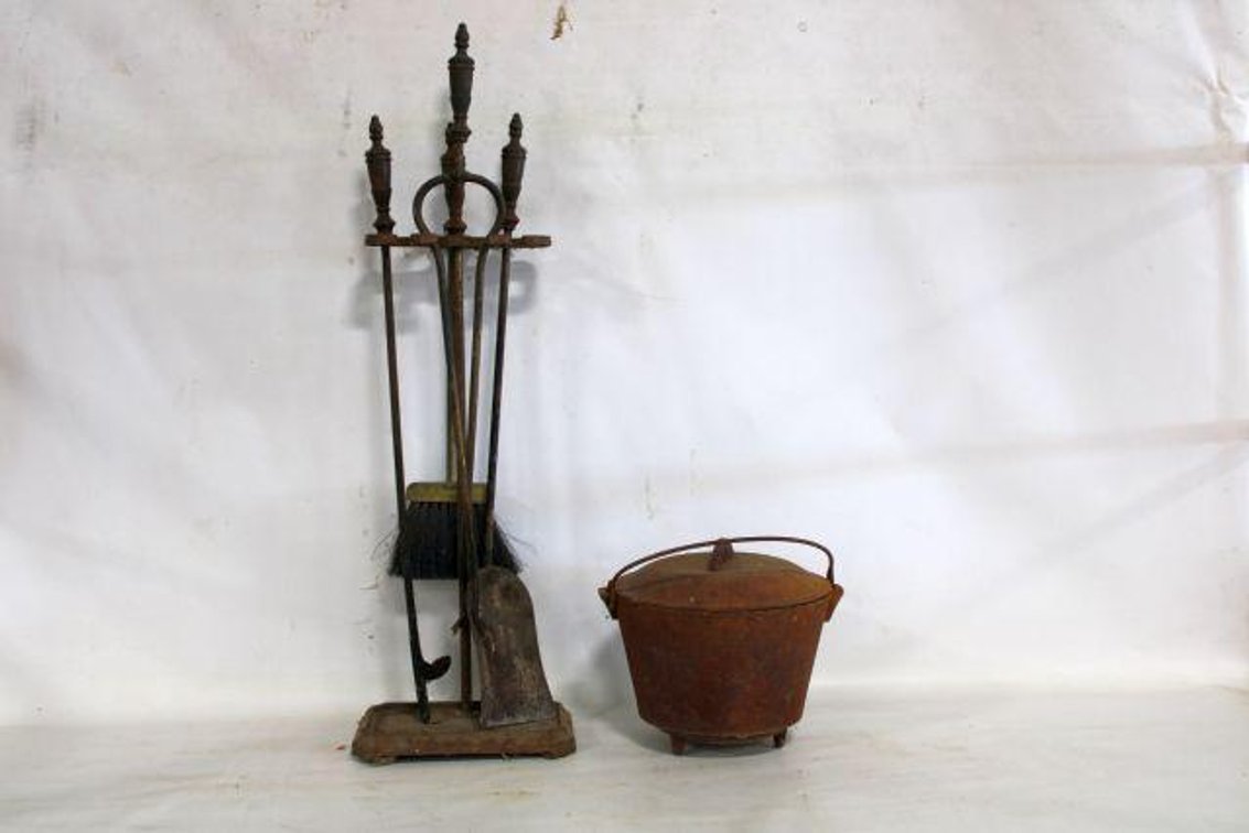 CAST IRON KETTLE AND FIREPLACE SET 