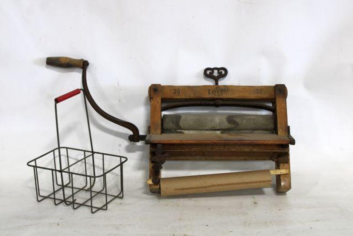VINTAGE LOVELL CLOTHES WRINGER 