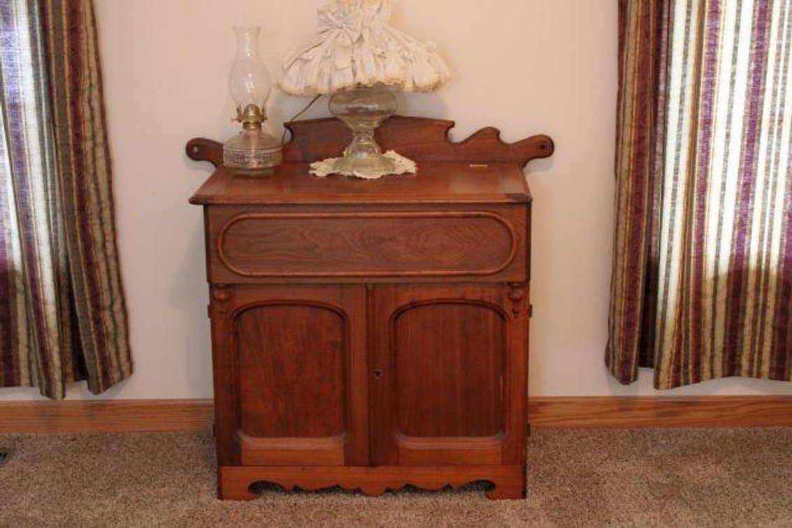 ANTIQUE WASH STAND W/ OIL LAMPS