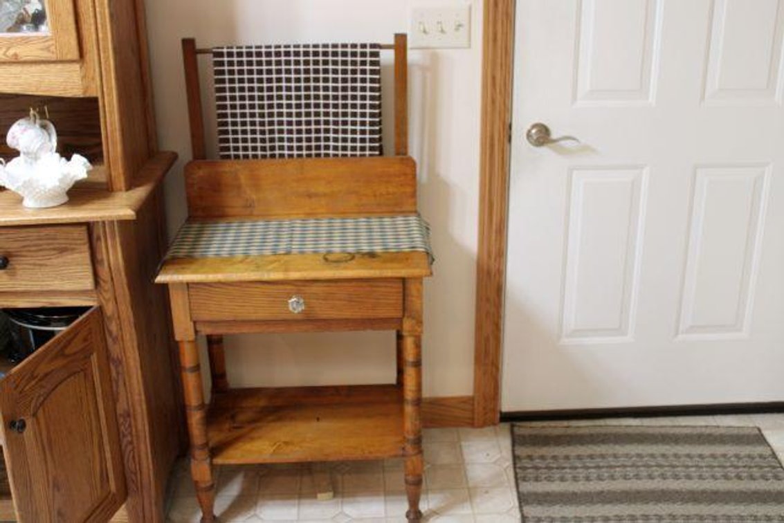 VINTAGE WASH STAND W/ TOWEL RACK