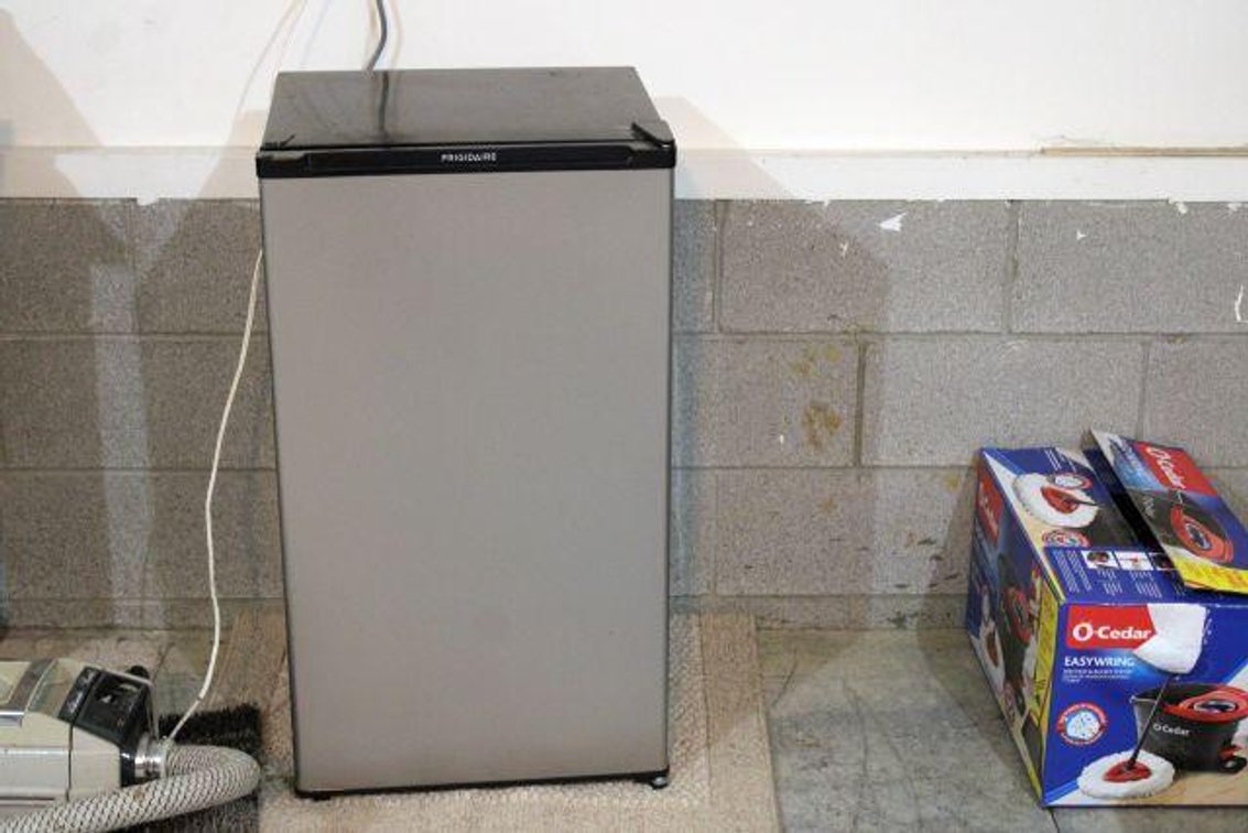 FRIGIDAIRE MINI FRIDGE 