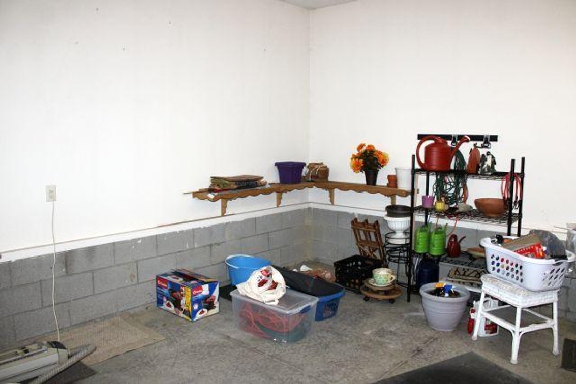 1/2 GARAGE CLEANING RIGHTS