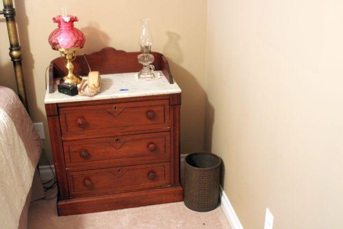 WASH STAND AND CONTENTS 