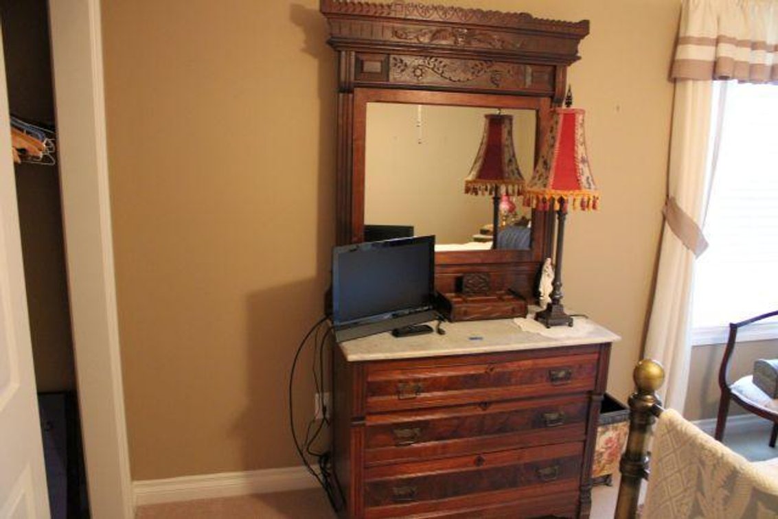 MIRROR TOP DRESSER 