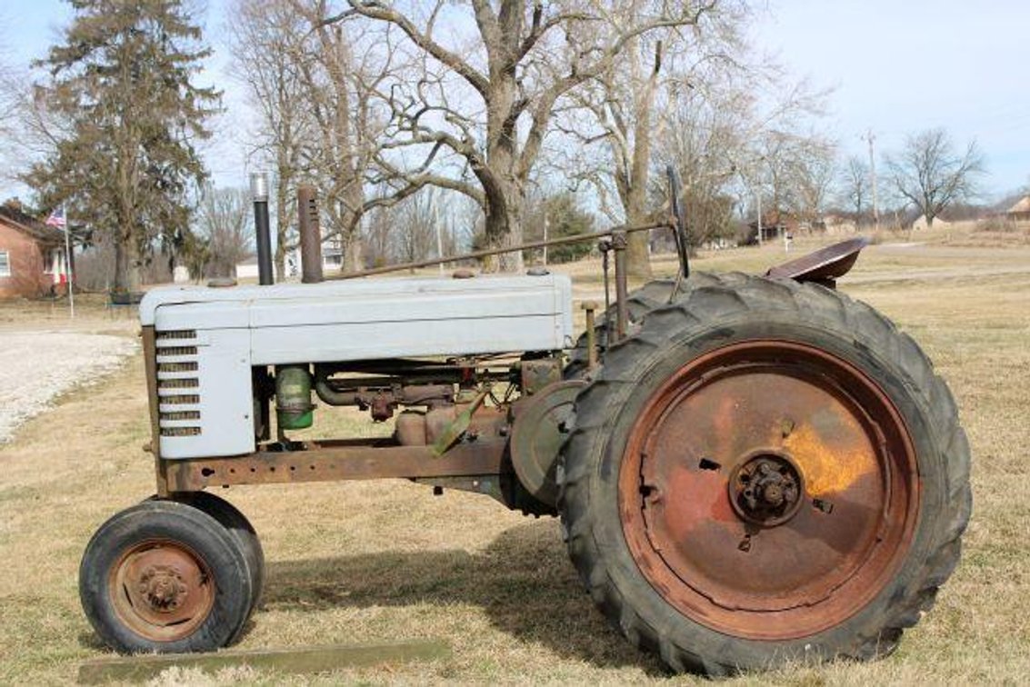 NON-RUNNING MODEL B JOHN DEERE TRACTOR