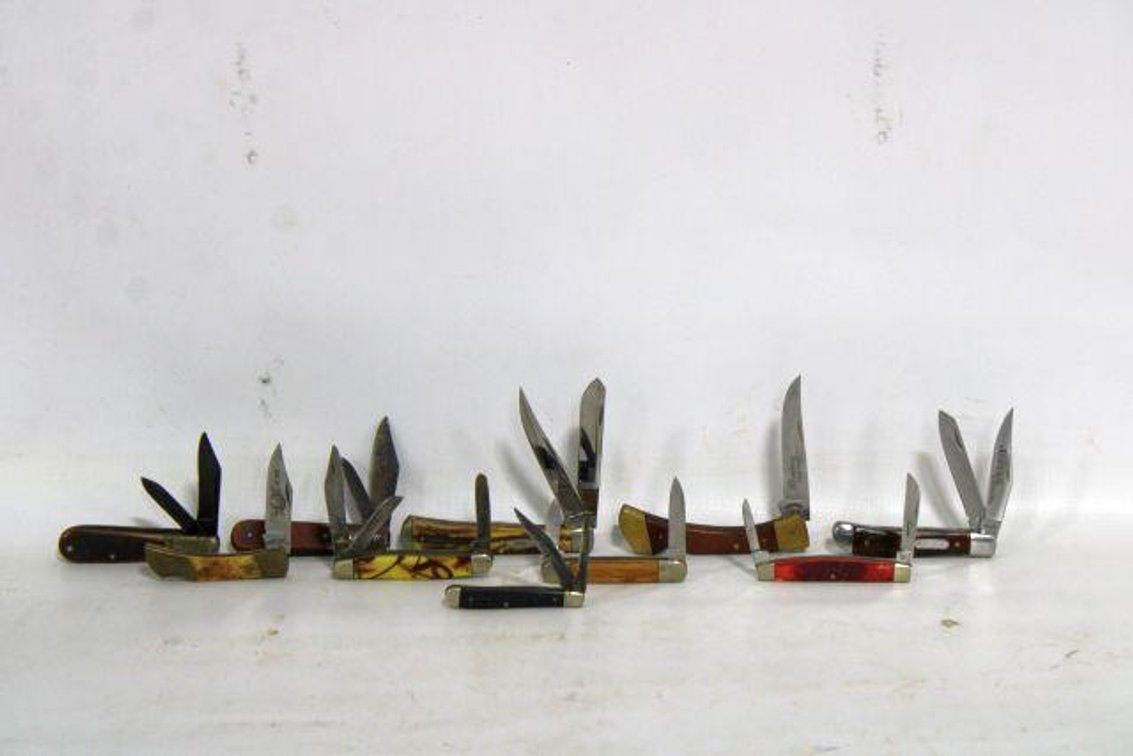  FOLDING KNIVES 