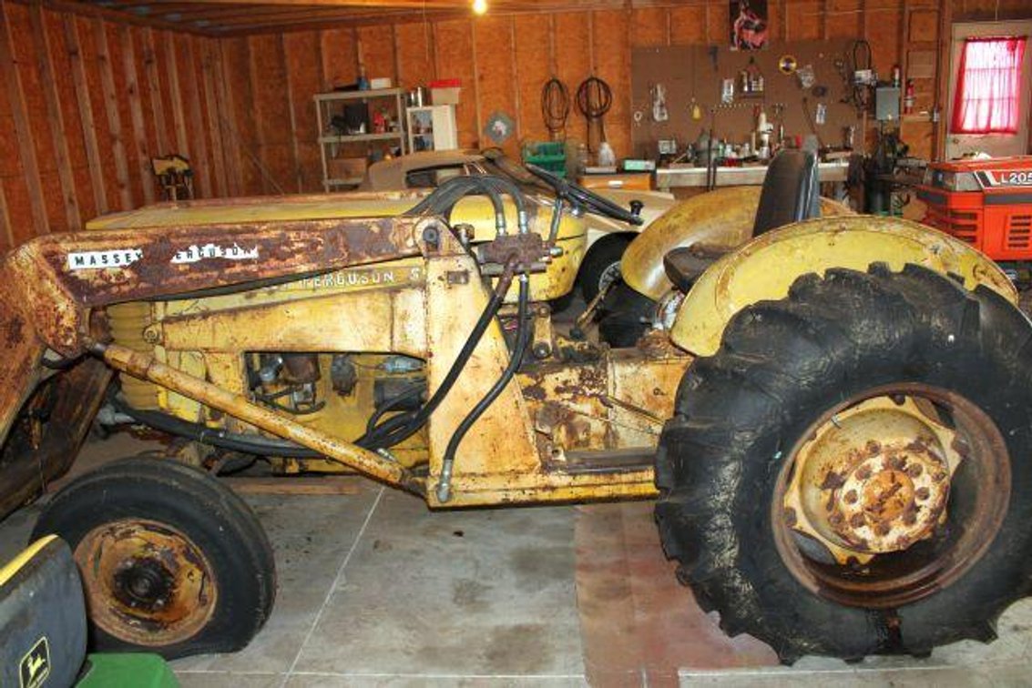 NON-RUNNING MASSEY FURGESON 65 LOADER TRACTOR
