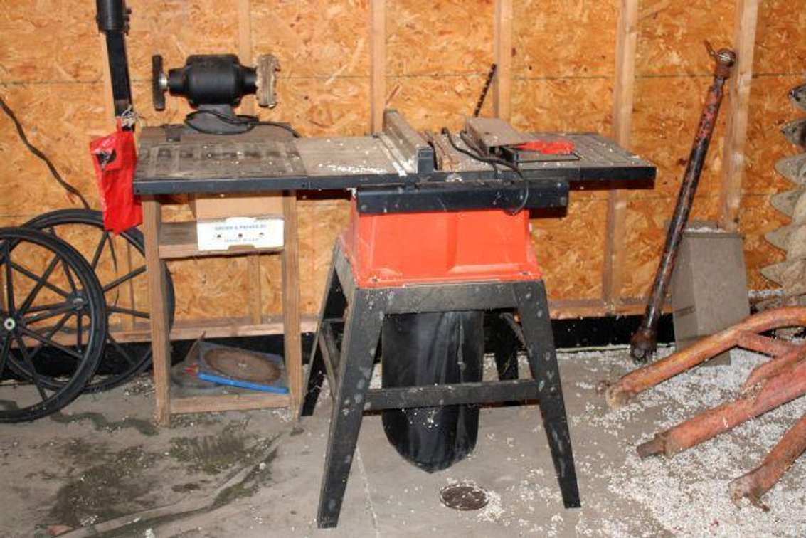 BLACK AND DECKER TABLE SAW AND BENCH GRINDER 