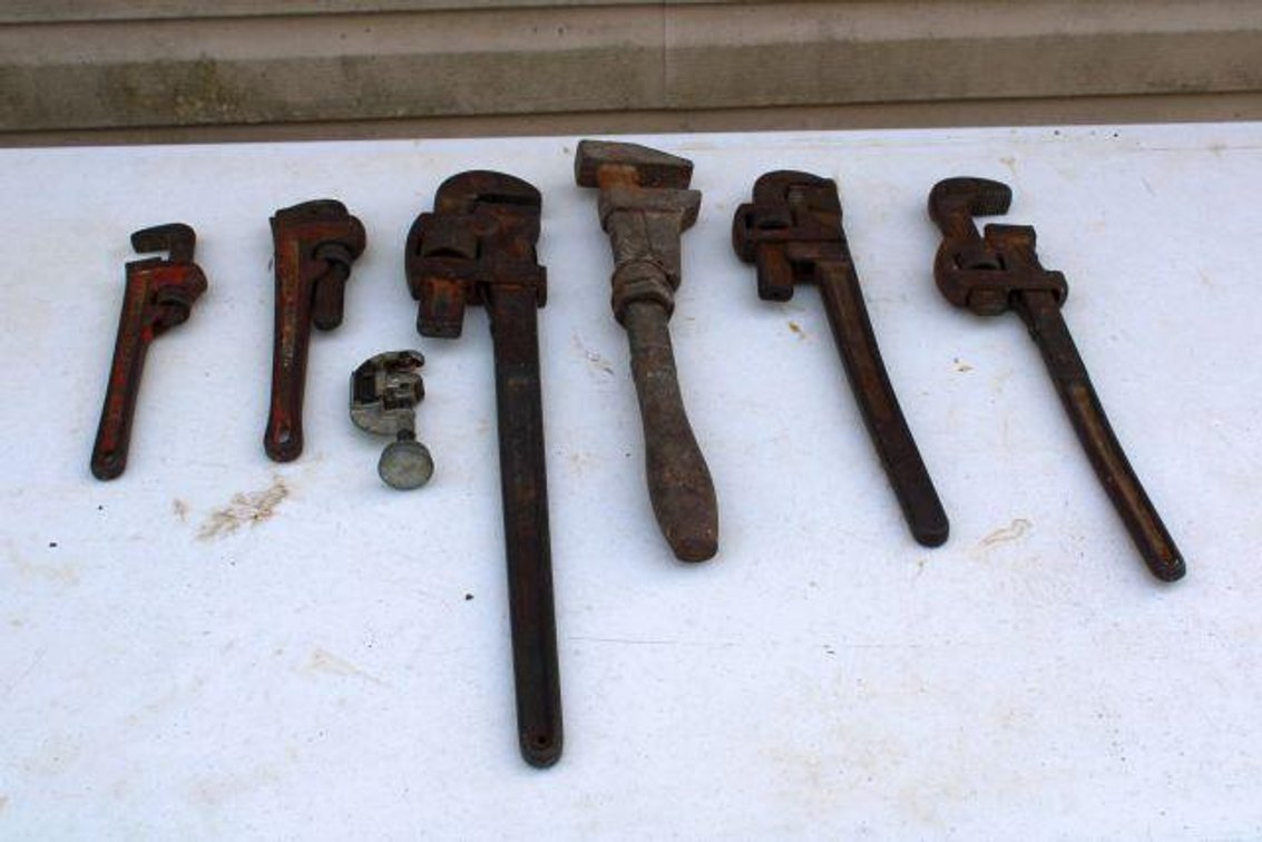 PIPE WRENCHES AND CUTTER 