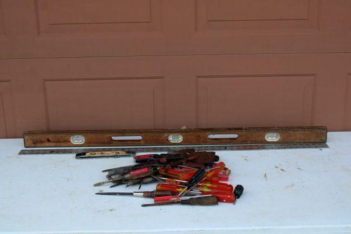 SCREW DRIVERS, SCRAPERS, LEVELS