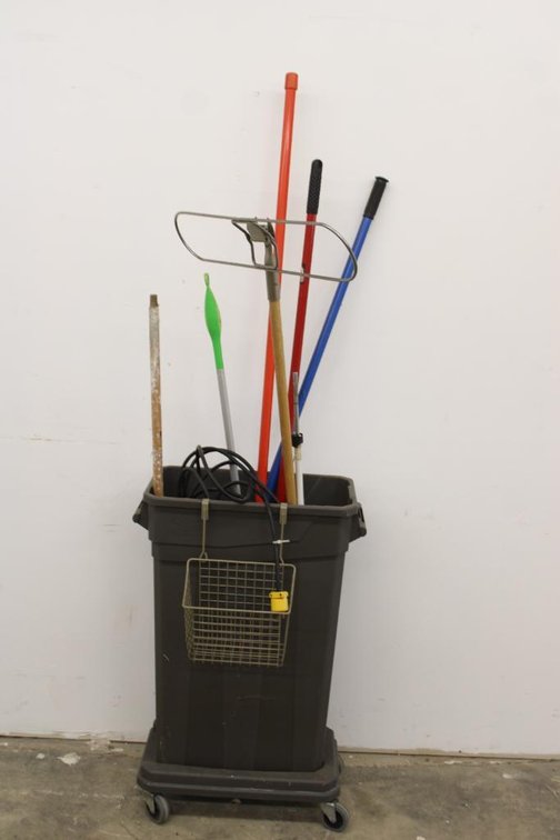 SUNCAST TRASH CAN ON WHEELS W/ CLEANING SUPPLIES