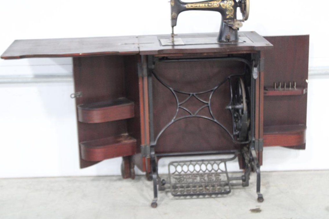 THE FREE NO. 5 SEWING MACHINE 