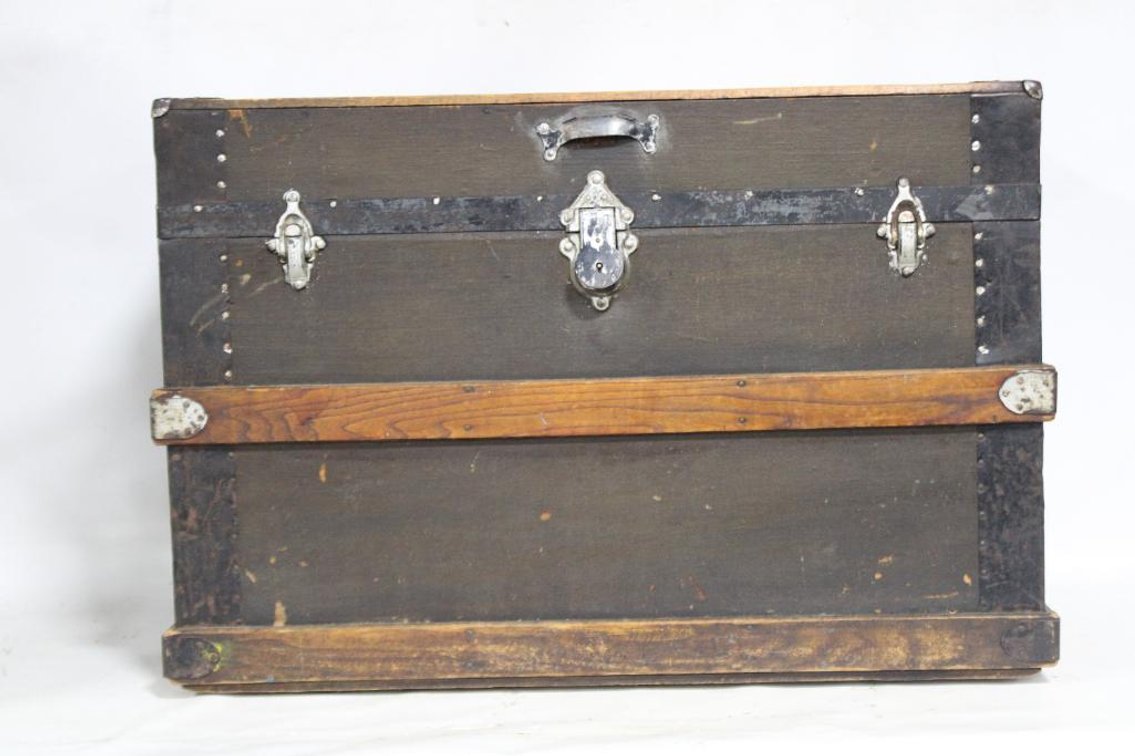 VINTAGE FLAT TOP STEAMER TRUNK