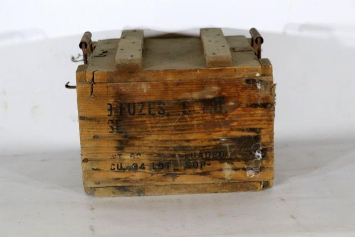 ANTIQUE WOODEN BOX