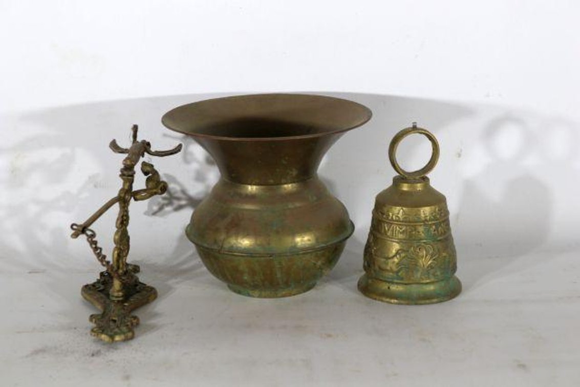ANTIQUE SPITOON, DOORBELL, BELL