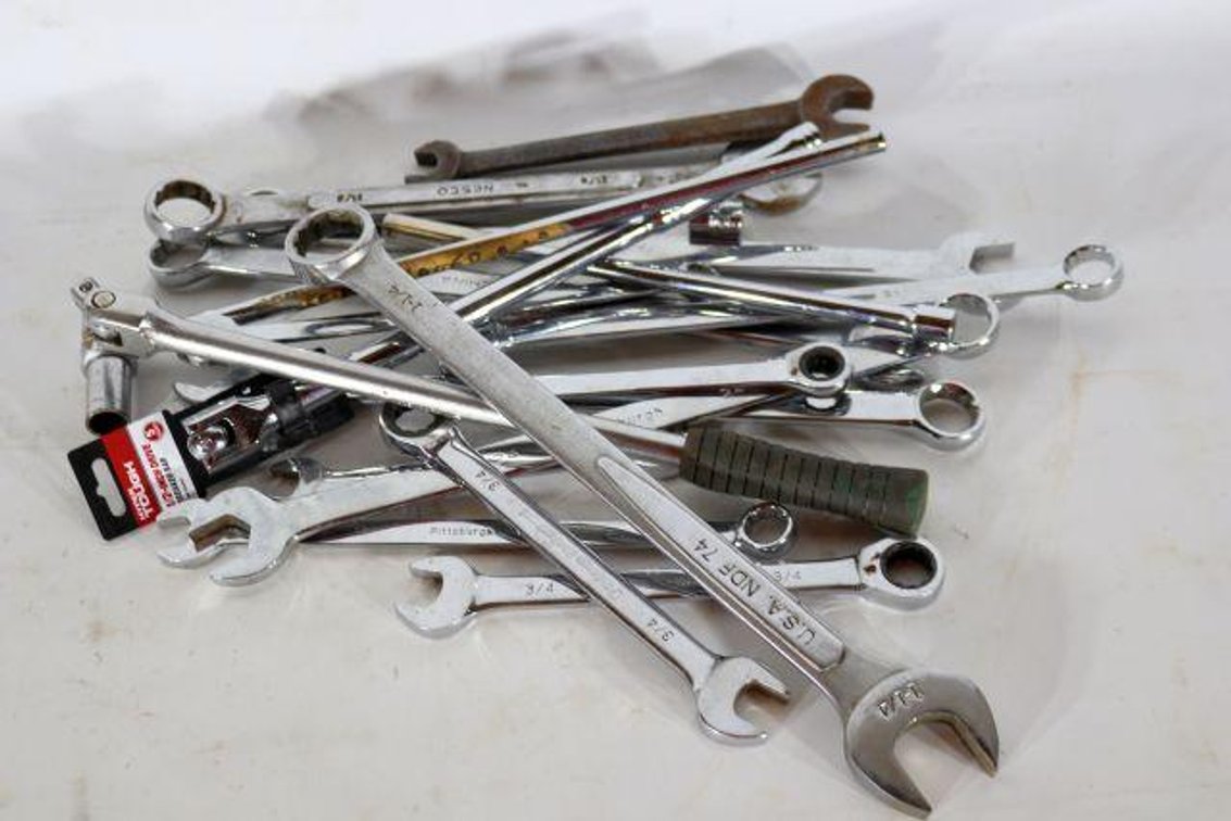 WRENCHES AND BREAKER BARS