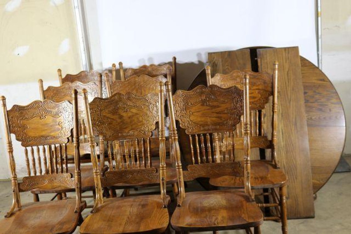 ROUND TABLE W/ LEAVES AND CHAIRS
