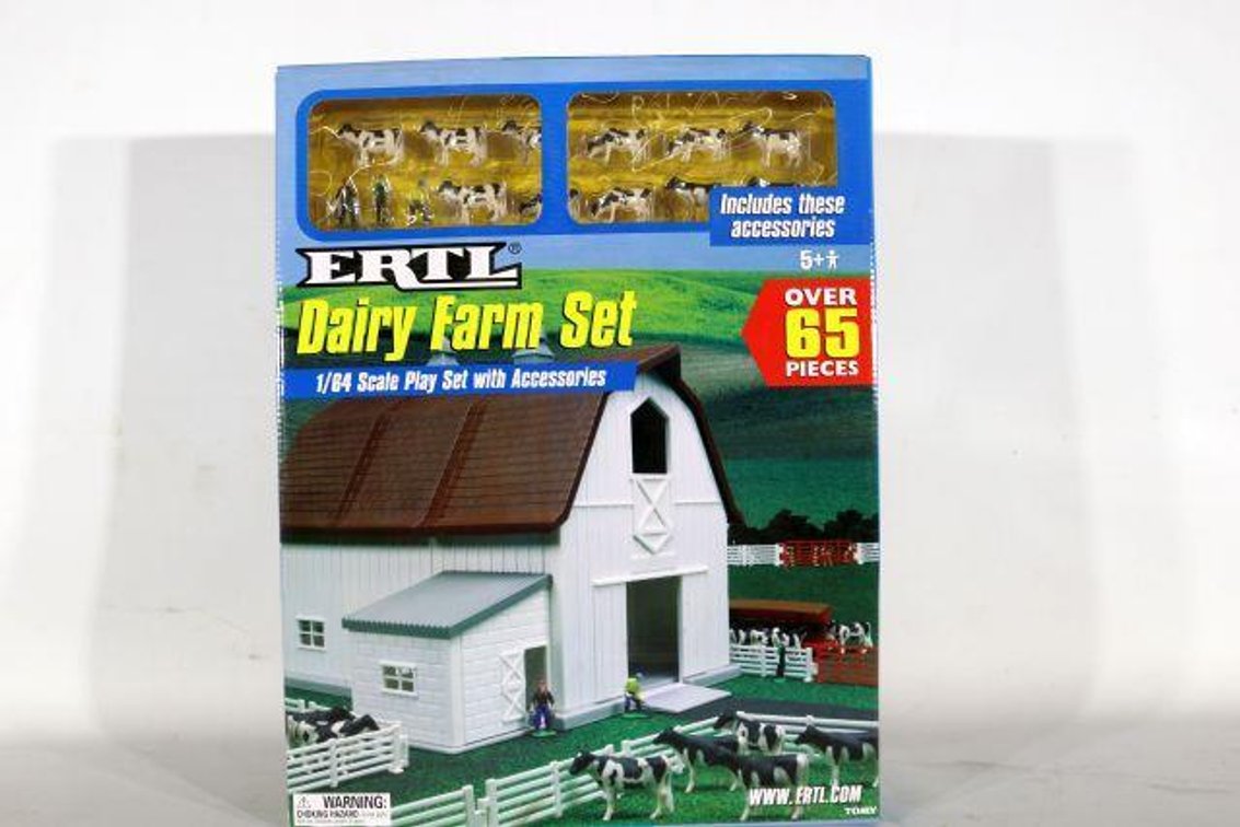 ERTL DAIRY FARM TOY SET