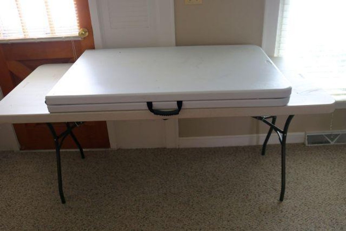 FOLDING TABLES 