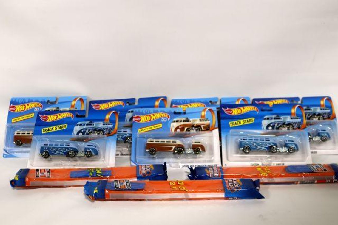 HOT WHEELS SEMI-TRUCKS & TRACK BUILDERS