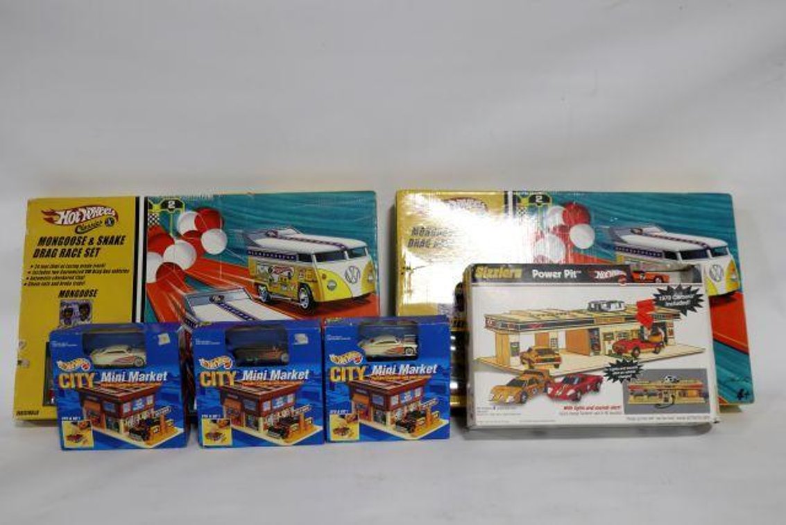 HOT WHEELS GAS STATIONS AND DRAG STRIPS
