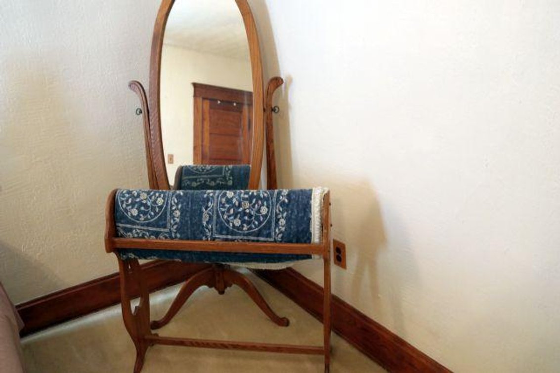QUILT RACK AND MIRROR