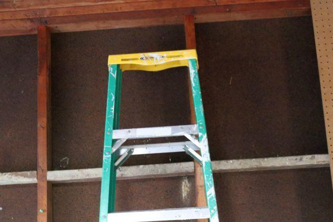 FIBERGLASS STEP LADDER