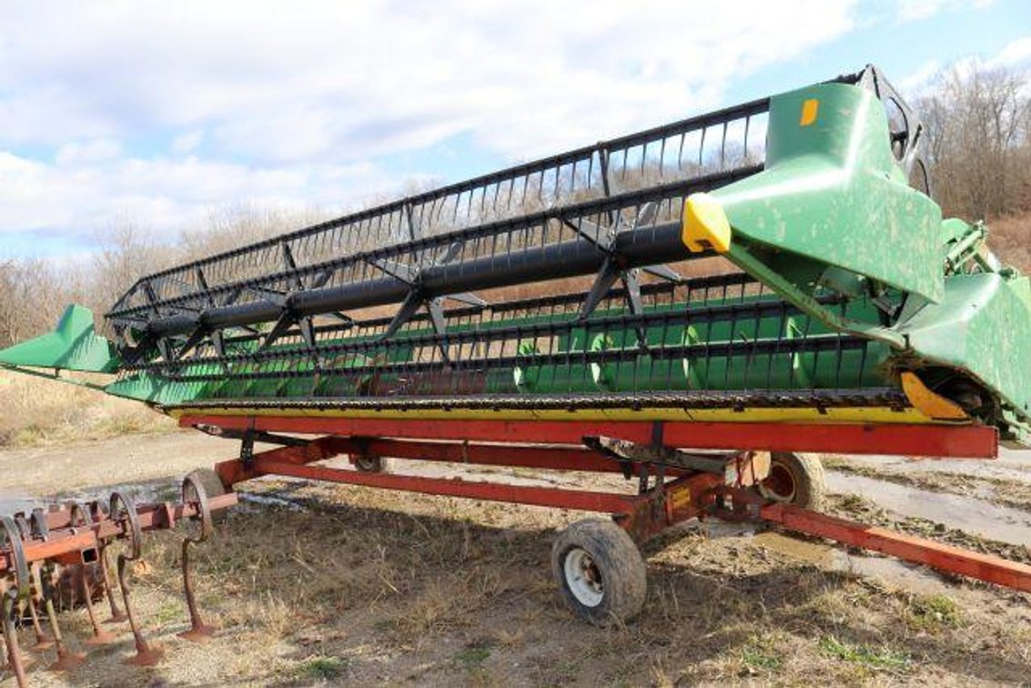 JOHN DEERE 925 GRAIN HEAD W/ CART