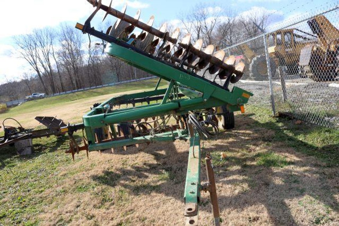 JOHN DEERE 220 CENTER FOLD DISC