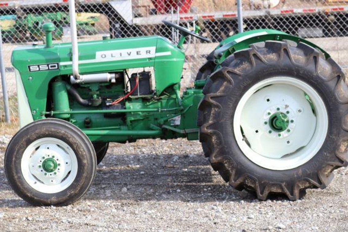 OLIVER 550 TRACTOR