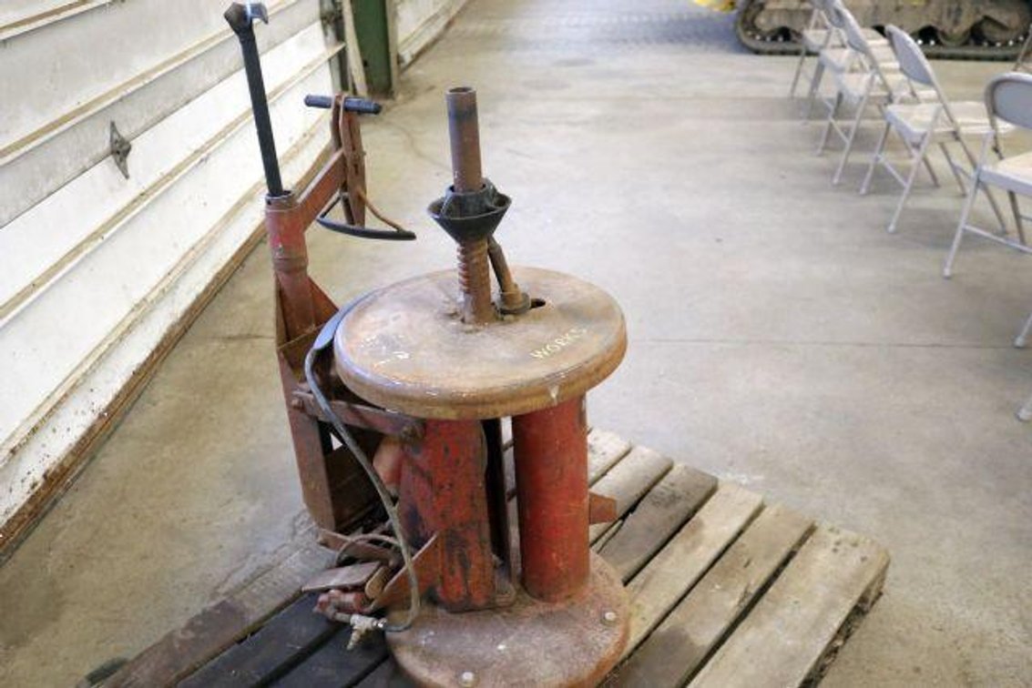 MANUAL TIRE CHANGER