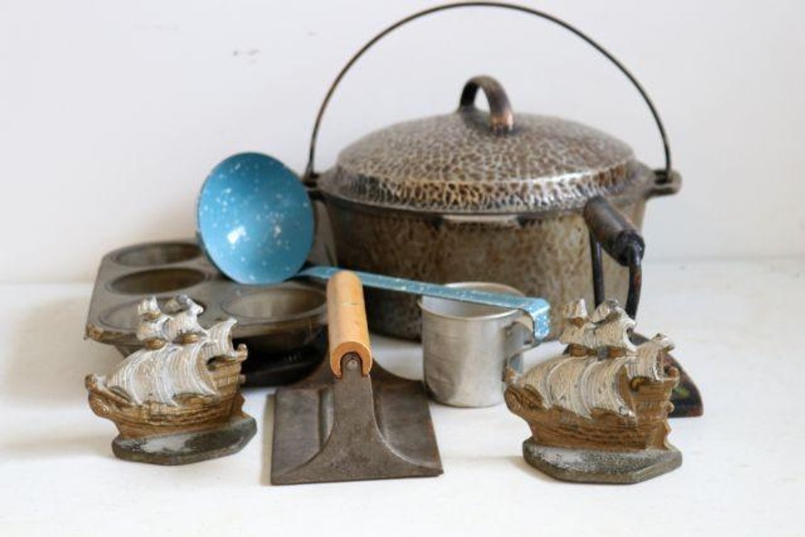 DOOR STOPS, PRESS & DUTCH OVEN