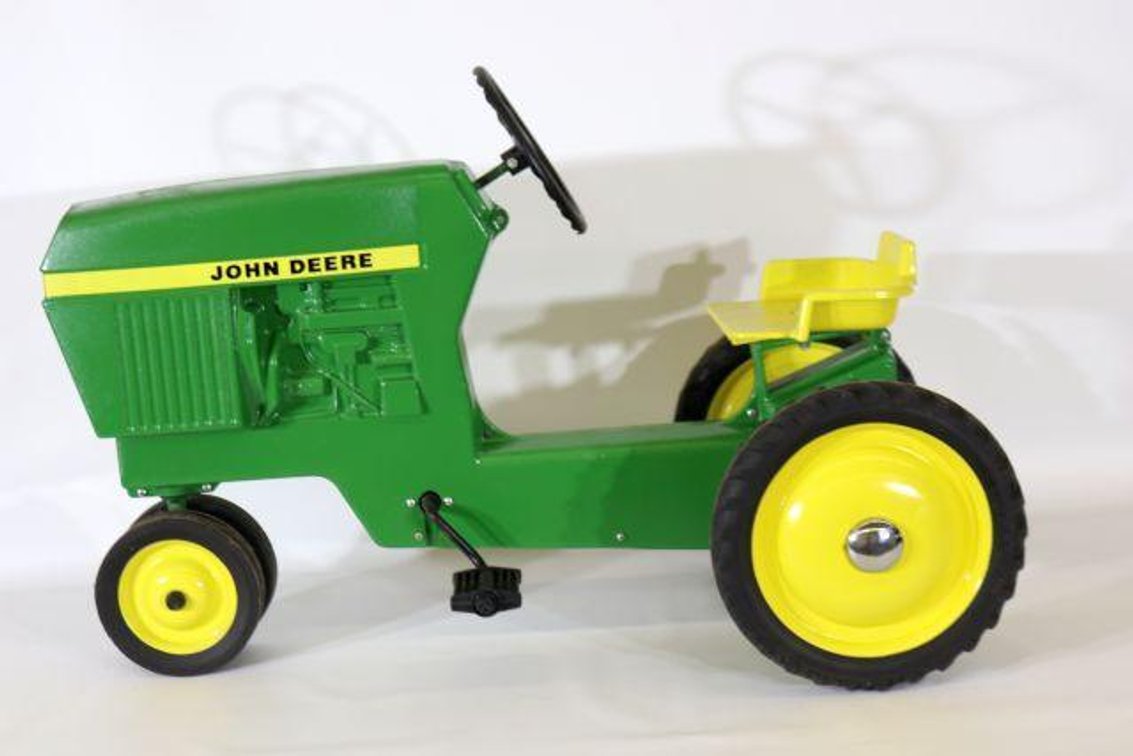 ERTL JD 520 PEDAL TRACTOR
