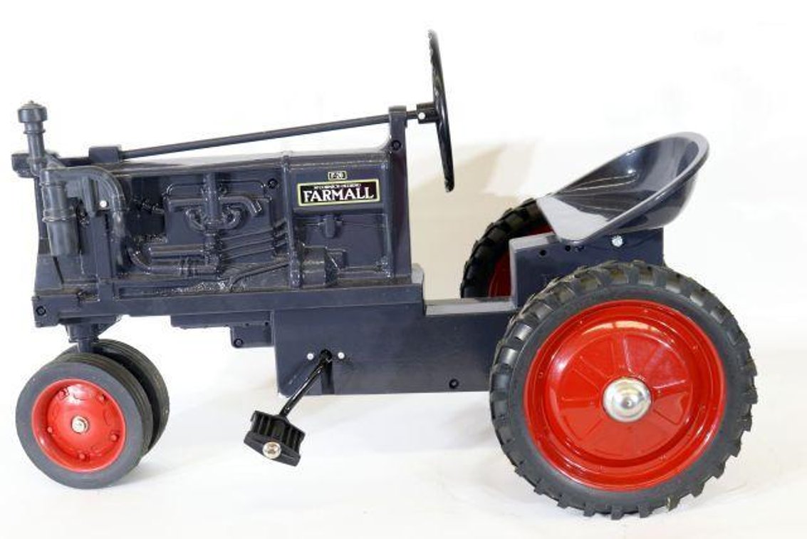 ERTL FARMALL F20 PEDAL TRACTOR
