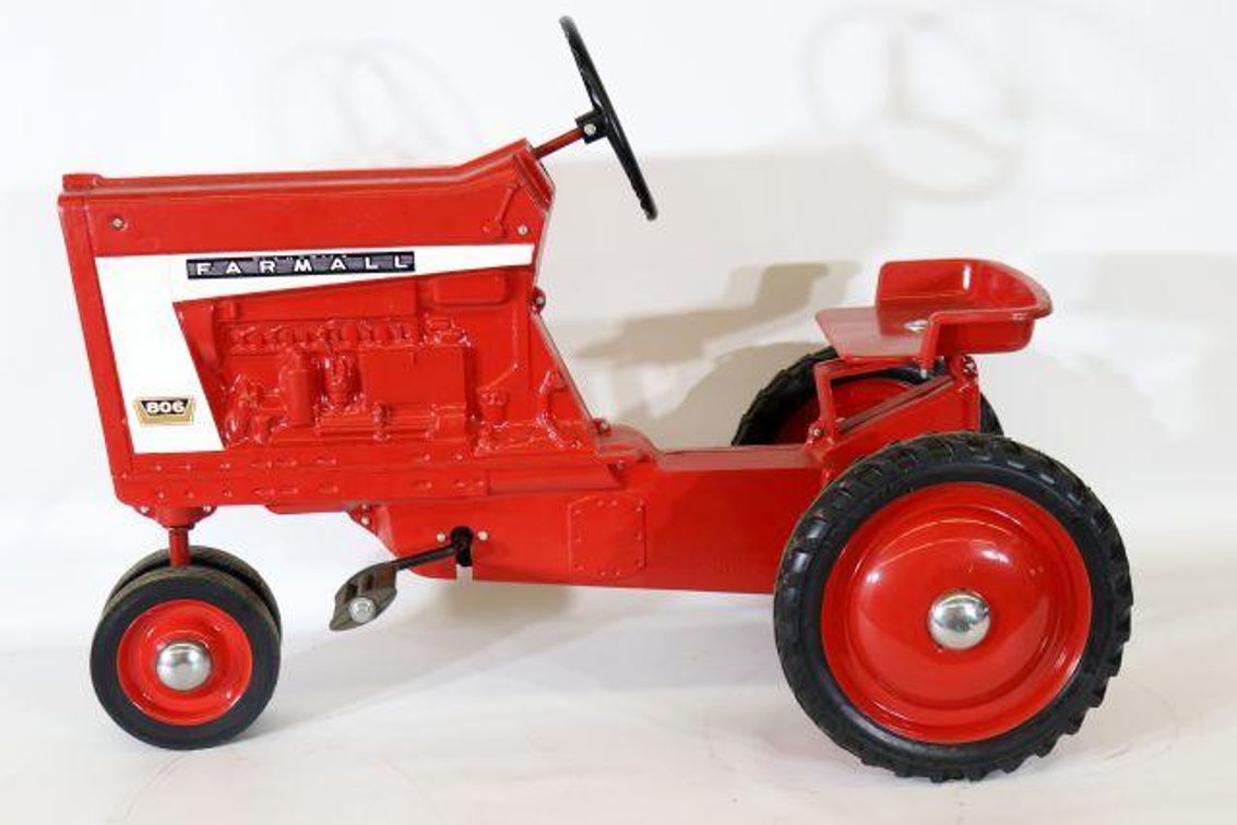 ERTL FARMALL 806 PEDAL TRACTOR