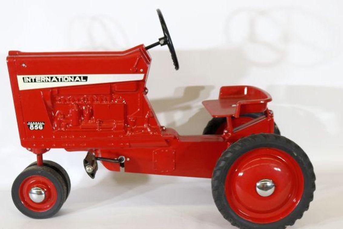ERTL FARMALL 856 PEDAL TRACTOR