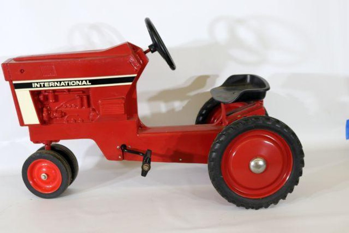 ERTL 404 IH PEDAL TRACTOR