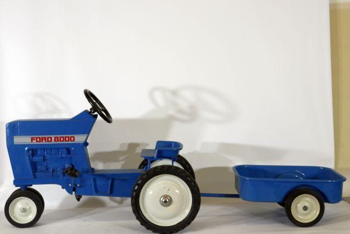 ERTL FORD 8000 PEDAL TRACTOR W/ WAGON
