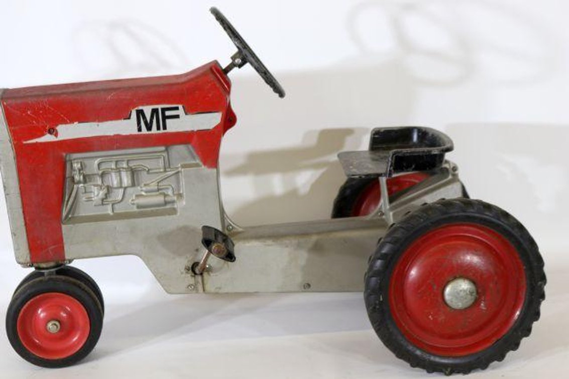 ERTL MASSEY FERGUSON PEDAL TRACTOR