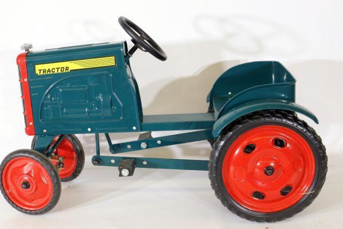 WIDE FRONT PEDAL TRACTOR