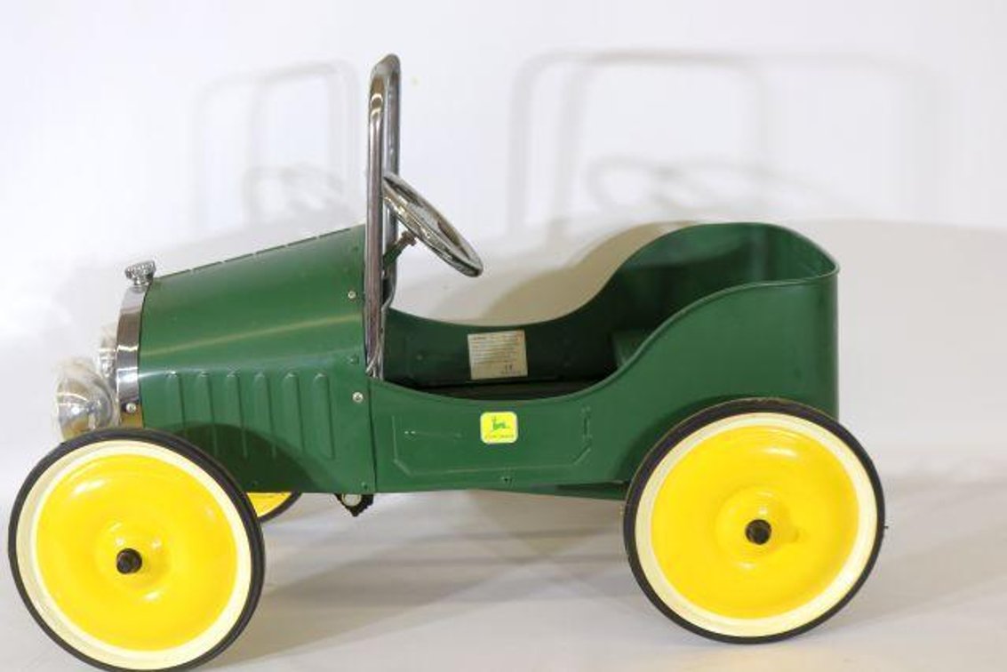 JOHN DEERE PEDAL CAR