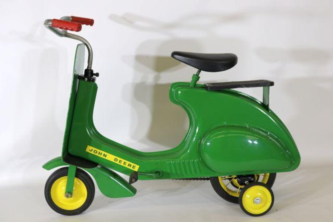 JOHN DEERE PEDAL SCOOTER